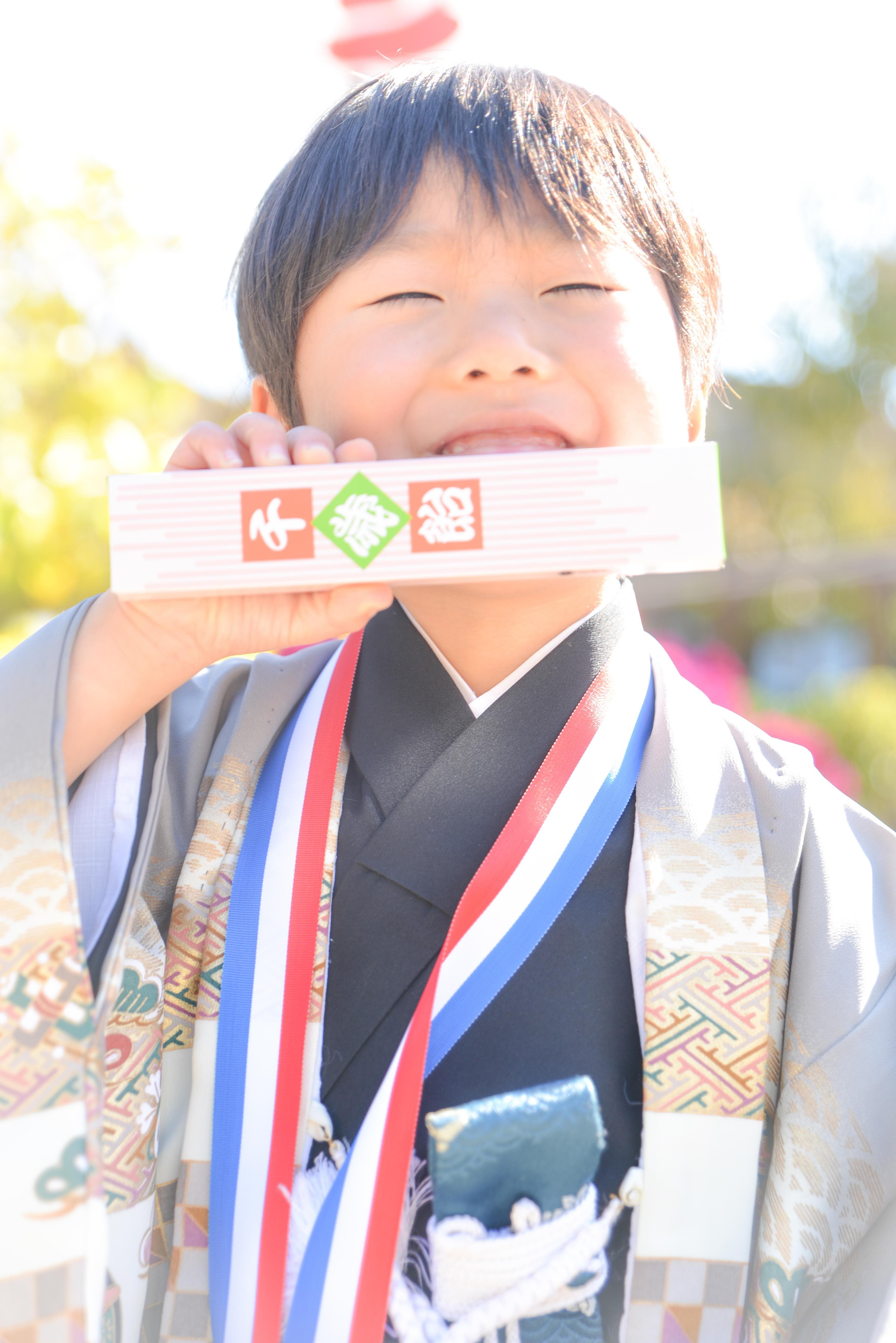 七五三でとても笑顔の男の子