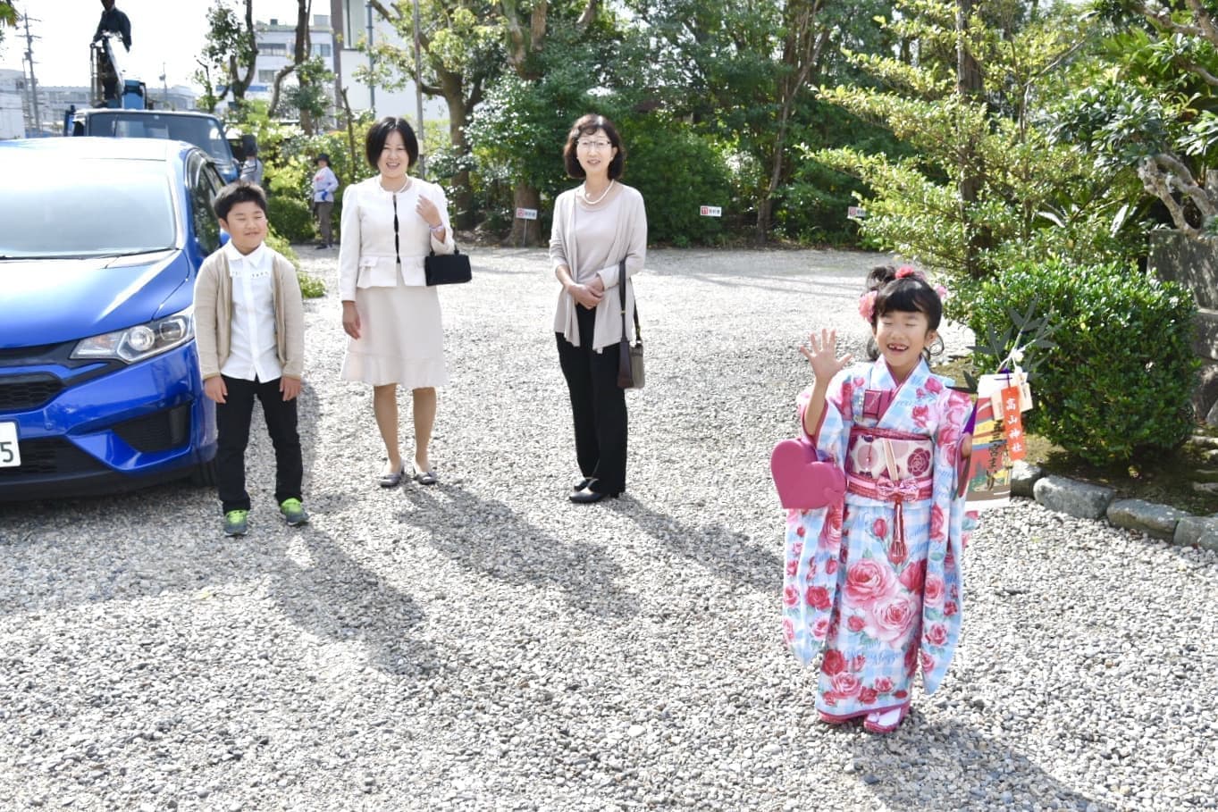 お詣り終わってみんな微笑ましく見てます