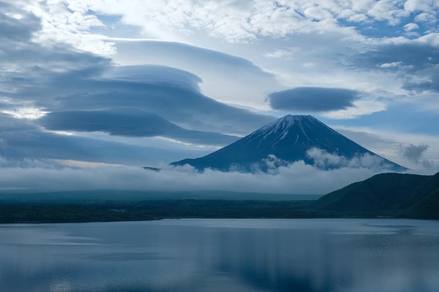 荒ぶる雲と富士